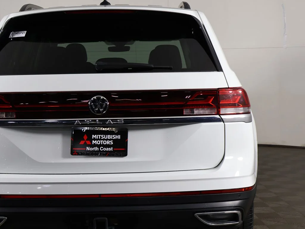 Used 2025 White Volkswagen 2.0T SE w/Technology image 17