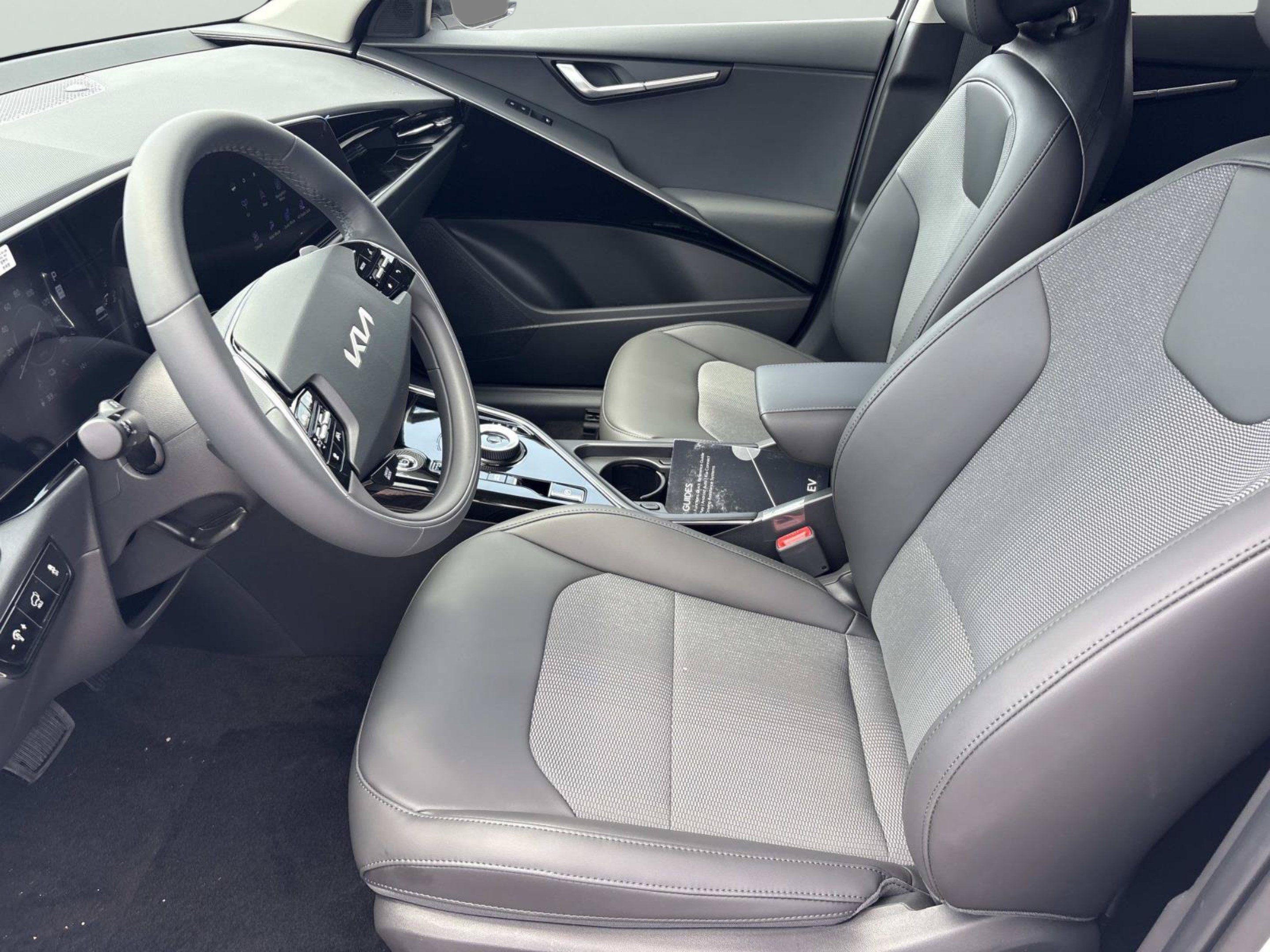 New 2026 Snow White Pearl Kia WIND image 22