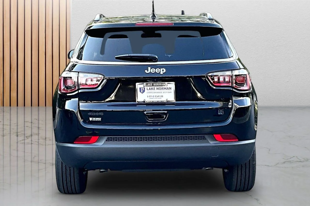 New 2026 Diamond Black Crystal Pearlcoat Jeep Latitude image 7