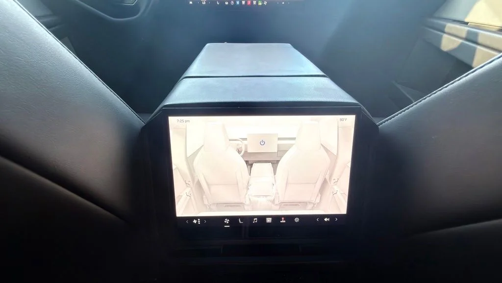 Used 2025  Tesla Base image 17