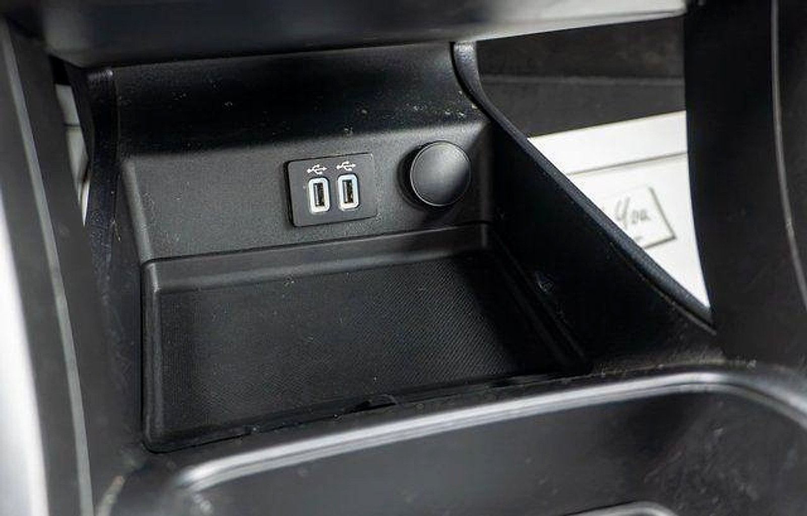 Used 2020 Agate Black Metallic Ford Plug-In Hybrid Titanium image 28