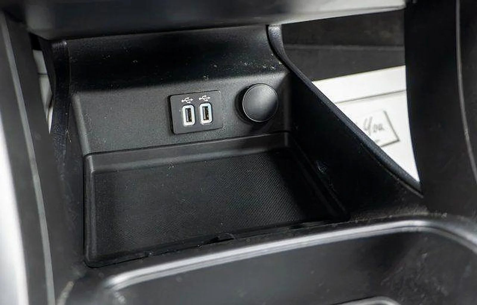 Used 2020 Agate Black Metallic Ford Plug-In Hybrid Titanium image 28