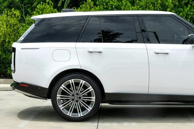 Used 2024 White Land Rover SE image 11