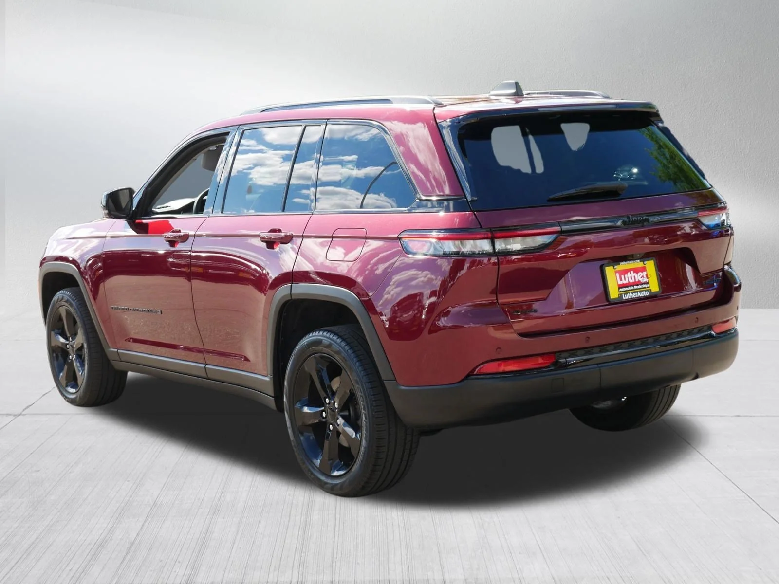Used 2023 Velvet Red Pearlcoat Jeep Limited image 5