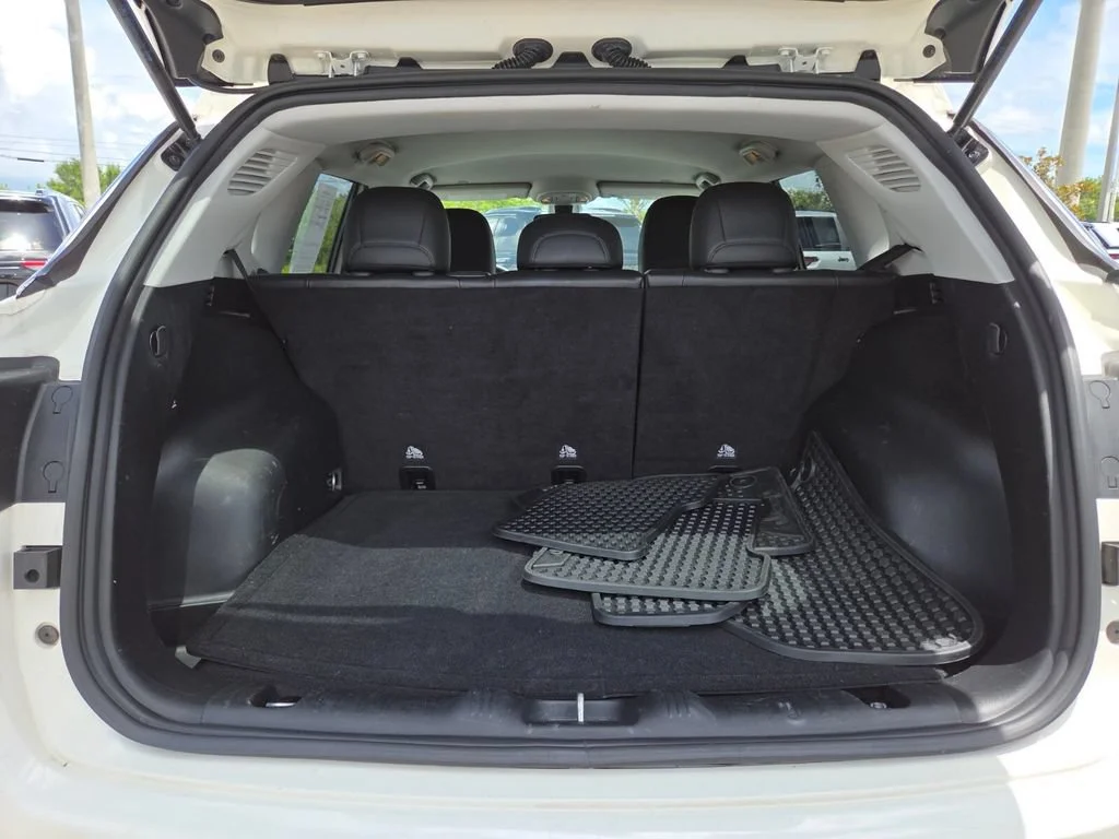 Used 2019 White Clearcoat Jeep Latitude image 20