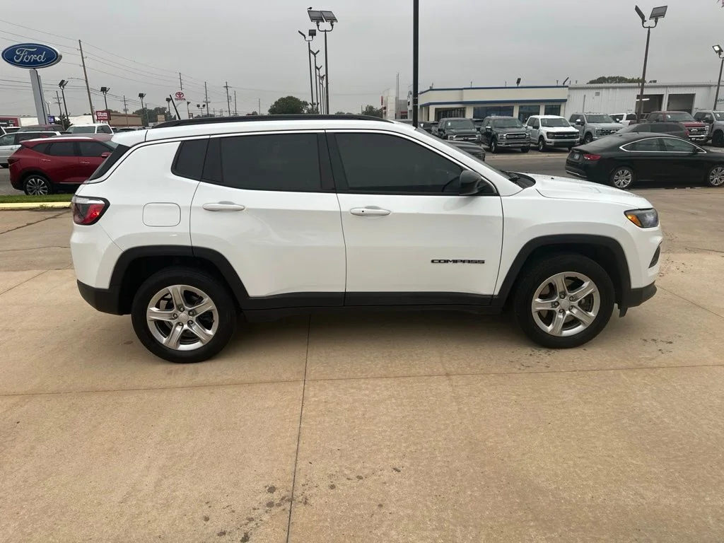 Used 2023 White Jeep Latitude image 33