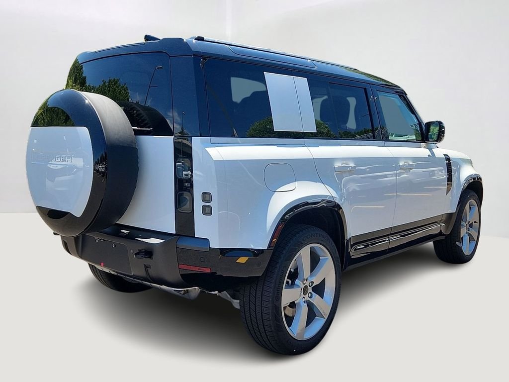 Used 2026 Fuji White Land Rover X-Dynamic SE image 3