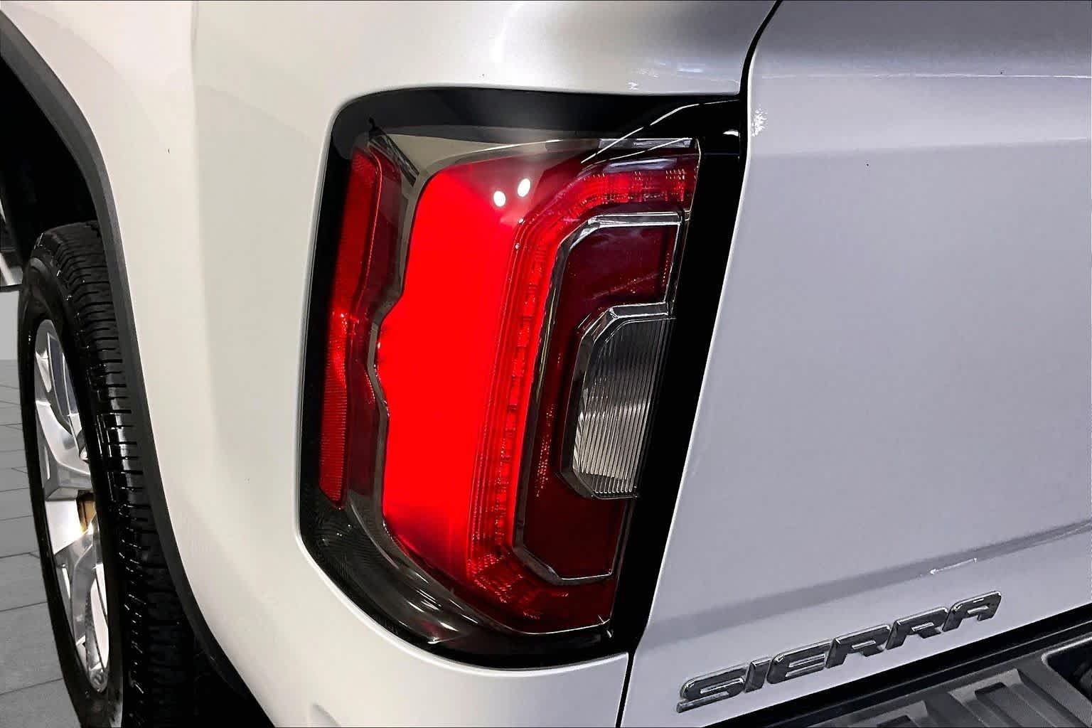 Used 2017 White Frost Tricoat GMC SLT image 28