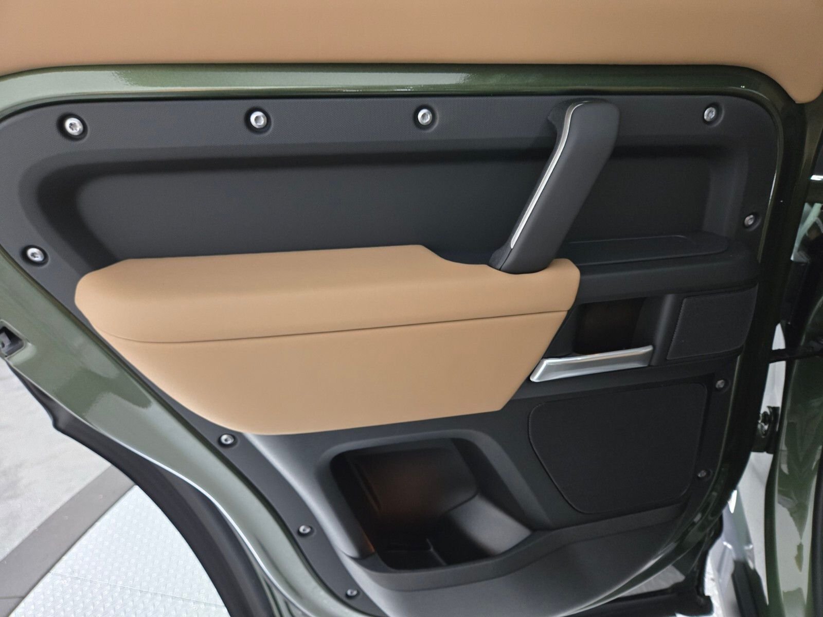 New 2026 Woolstone Green Land Rover X-Dynamic SE image 23
