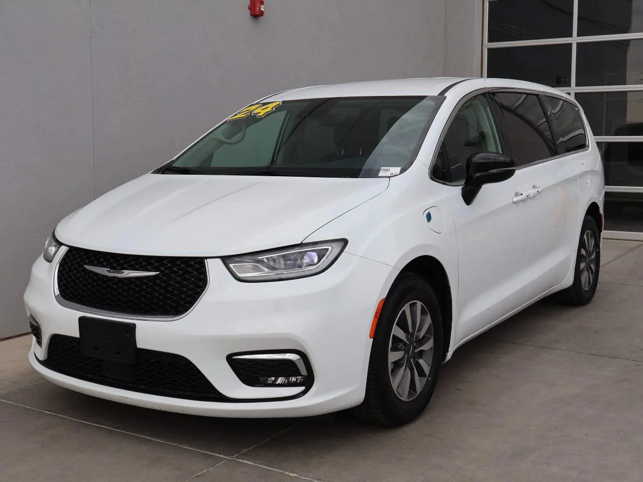 Used 2024 Bright White Clear Coat Chrysler Select image 1