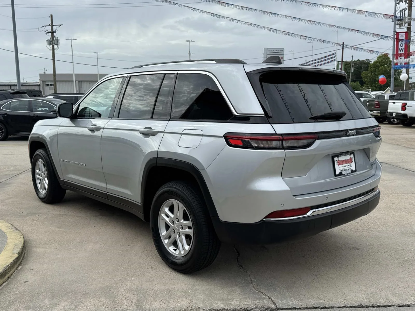 Used 2024 Silver Zynith Jeep Laredo image 5