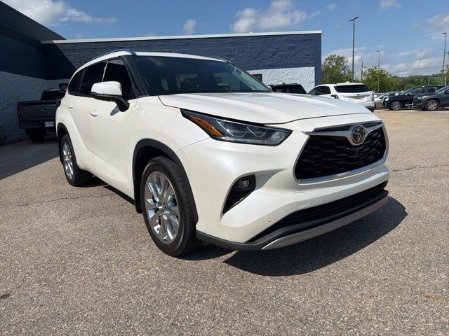Used 2021 Blizzard Pearl Toyota Platinum image 7