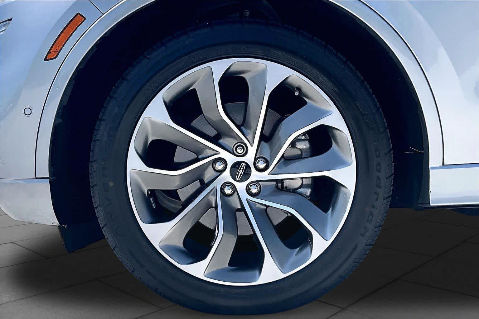 Used 2021 Silver Radiance Lincoln Grand Touring image 10