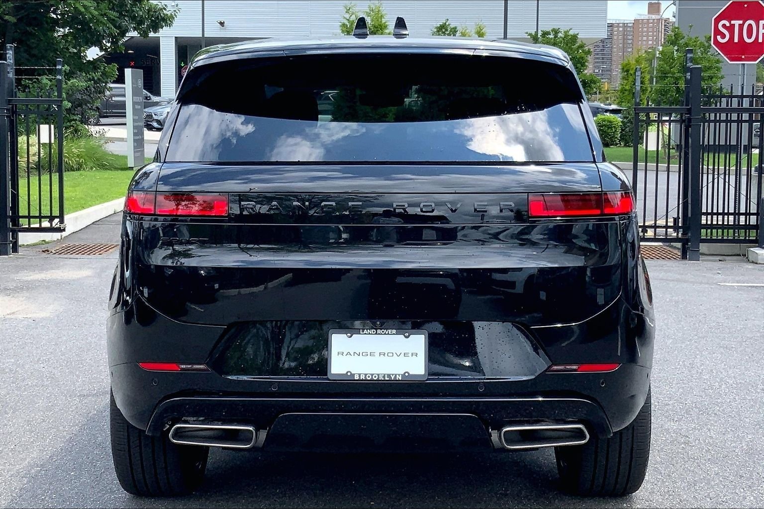 New 2026 Santorini Black Land Rover Dynamic SE image 4