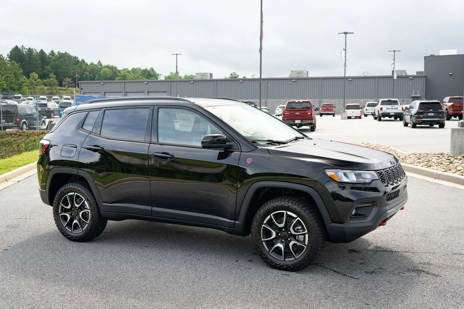 New 2026 Diamond Black Crystal Pearl-Coat Exterior Paint Jeep Trailhawk image 12