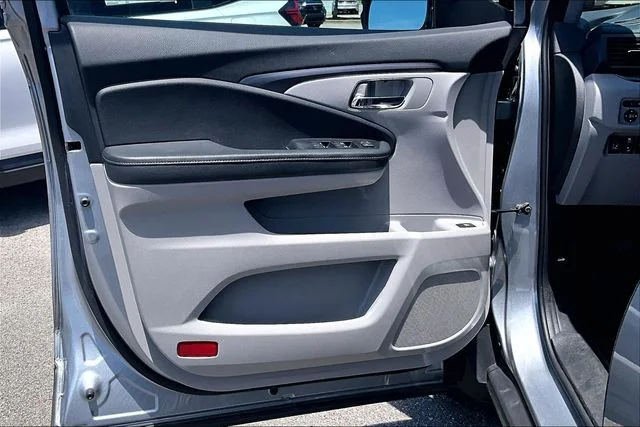 Used 2020 Lunar Silver Metallic Honda RTL image 17