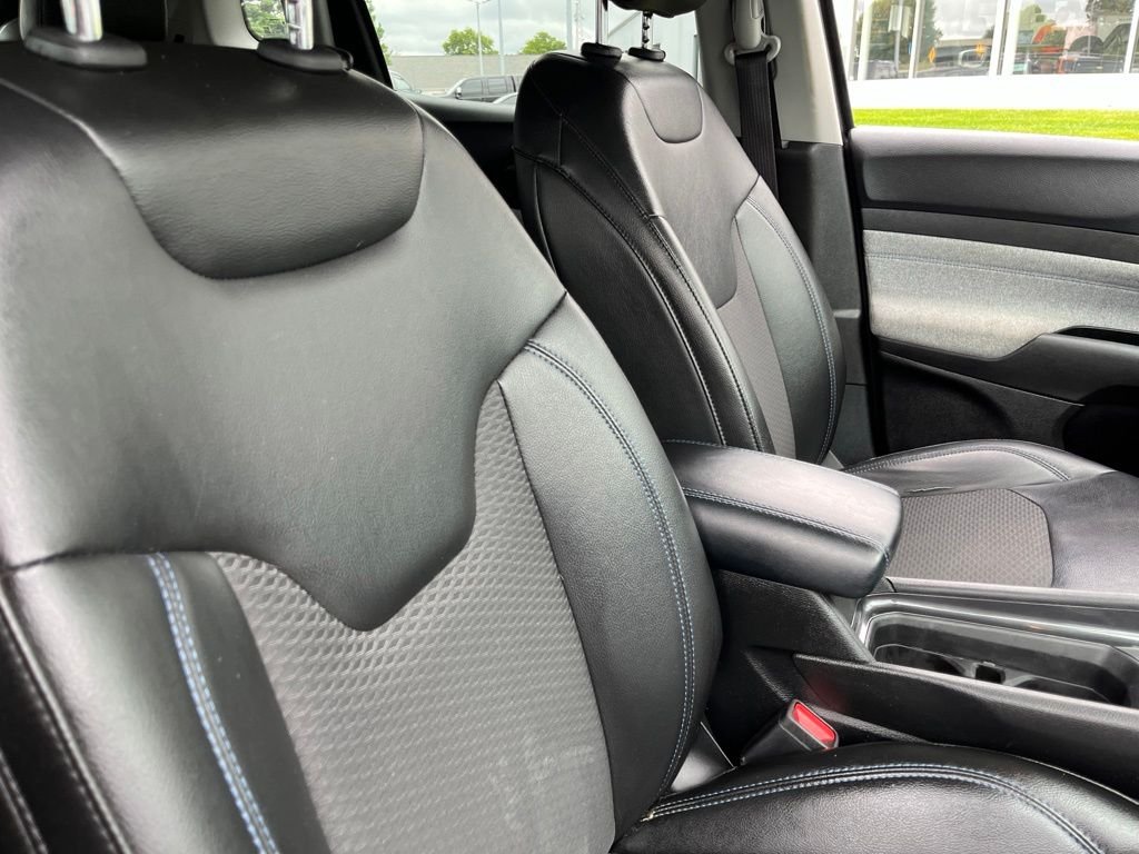 Used 2022 Crystal Metallic Jeep Latitude image 34