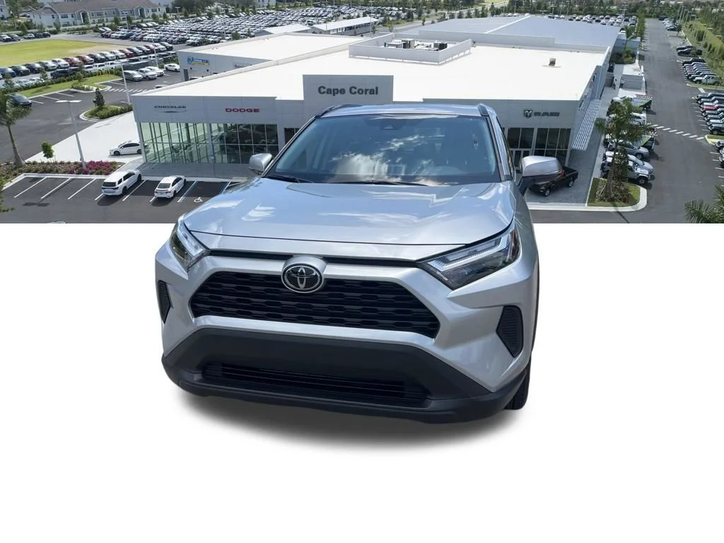Used 2025  Toyota XLE image 5