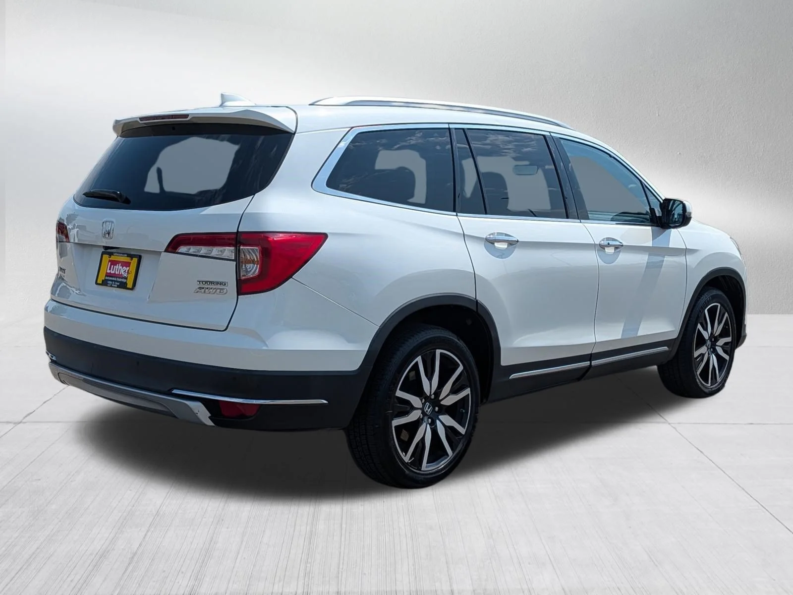 Used 2019 White Diamond Pearl Honda Touring 8-Passenger image 7