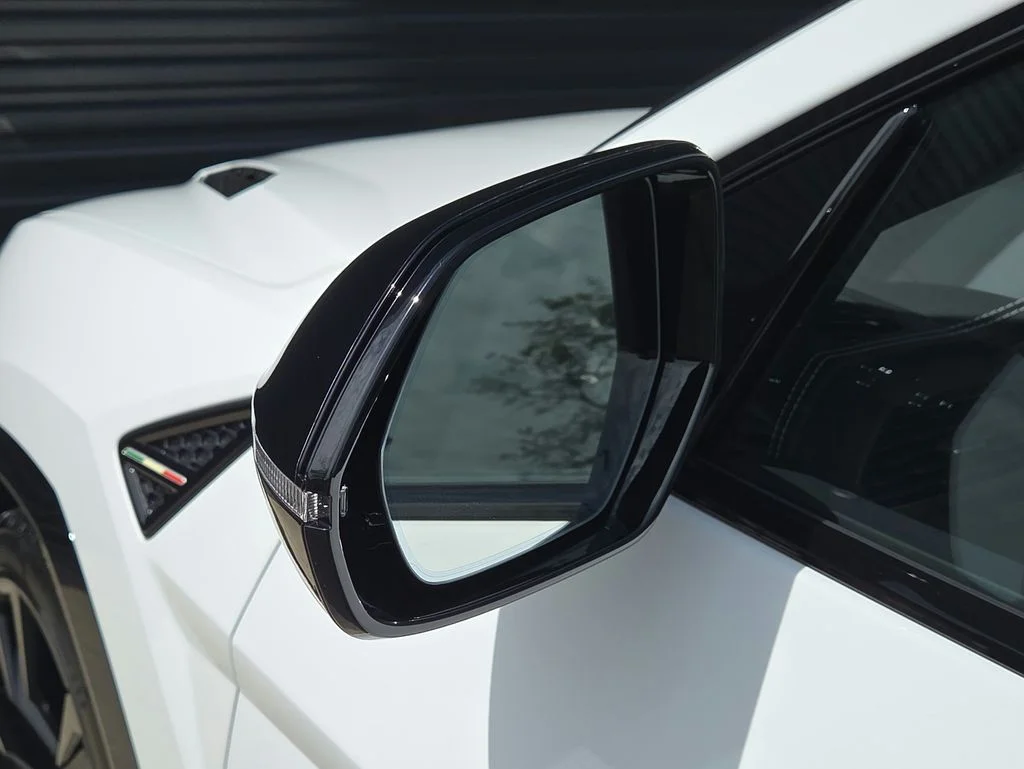Used 2024 White Lamborghini S image 29