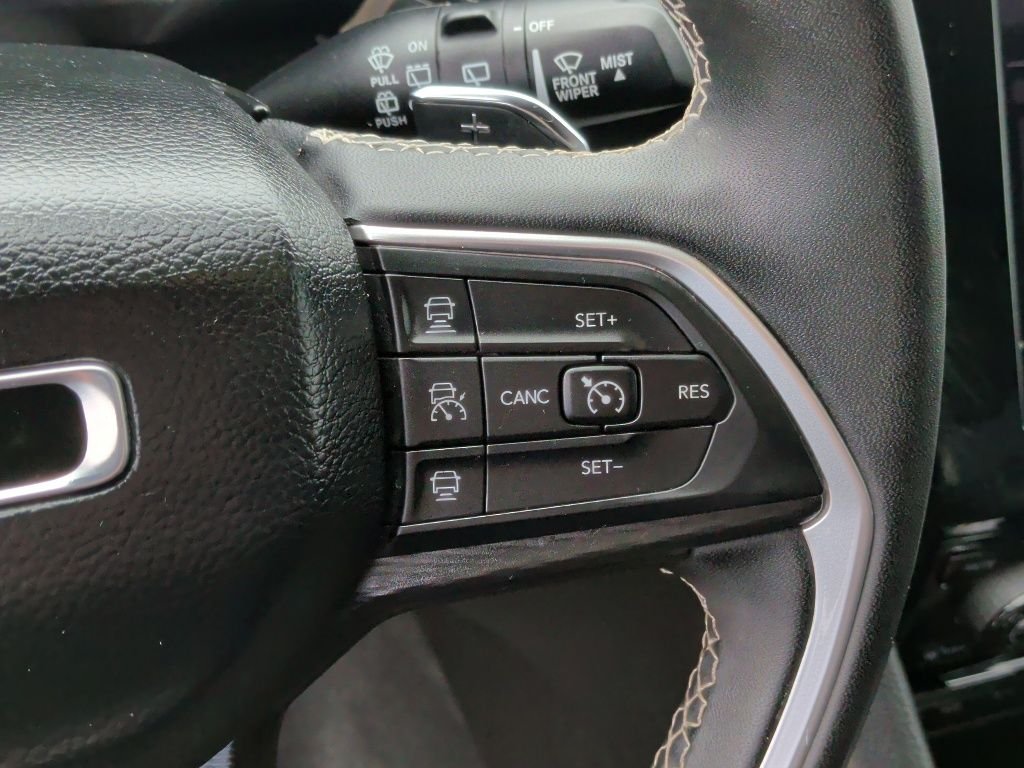Used 2025 Silver Jeep Laredo image 18