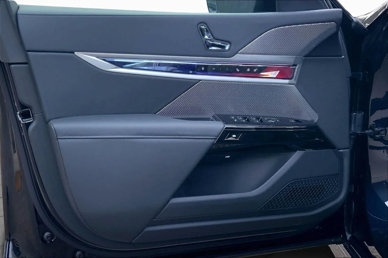2026 BMW 7 Series 750e - Photo 10