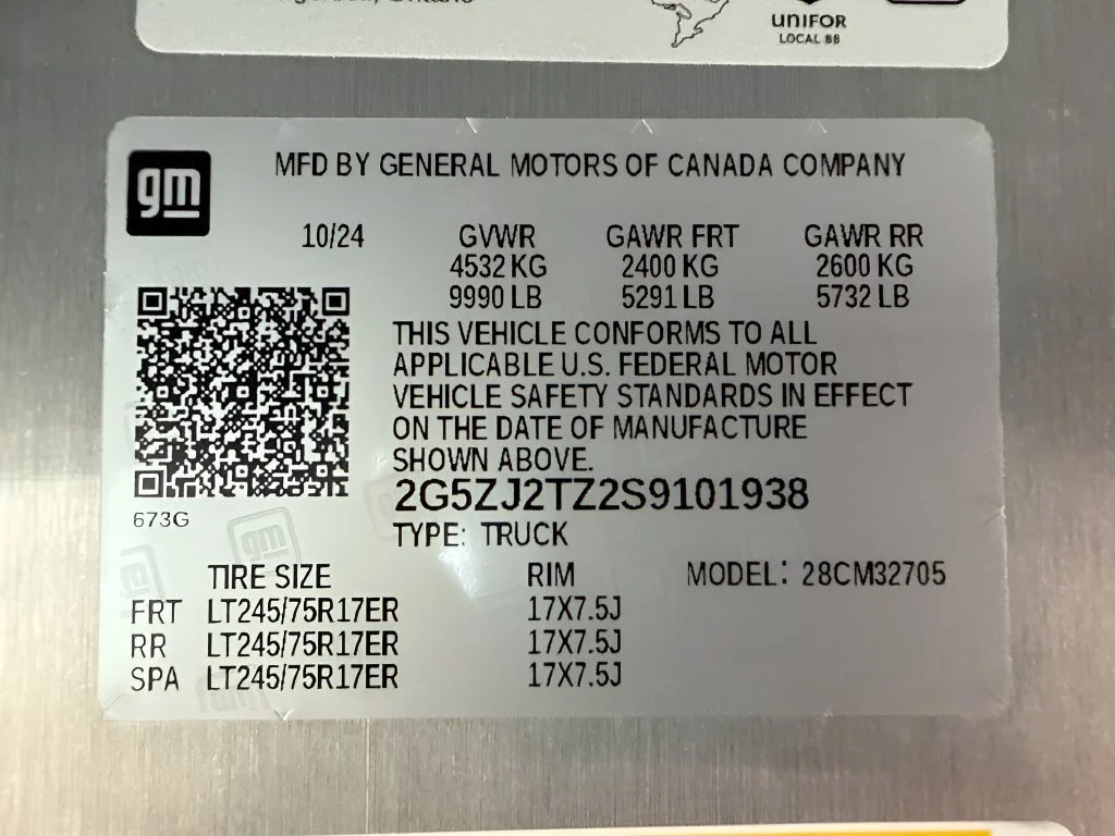 Used 2025 Oyster White Chevrolet AWD 400 image 27