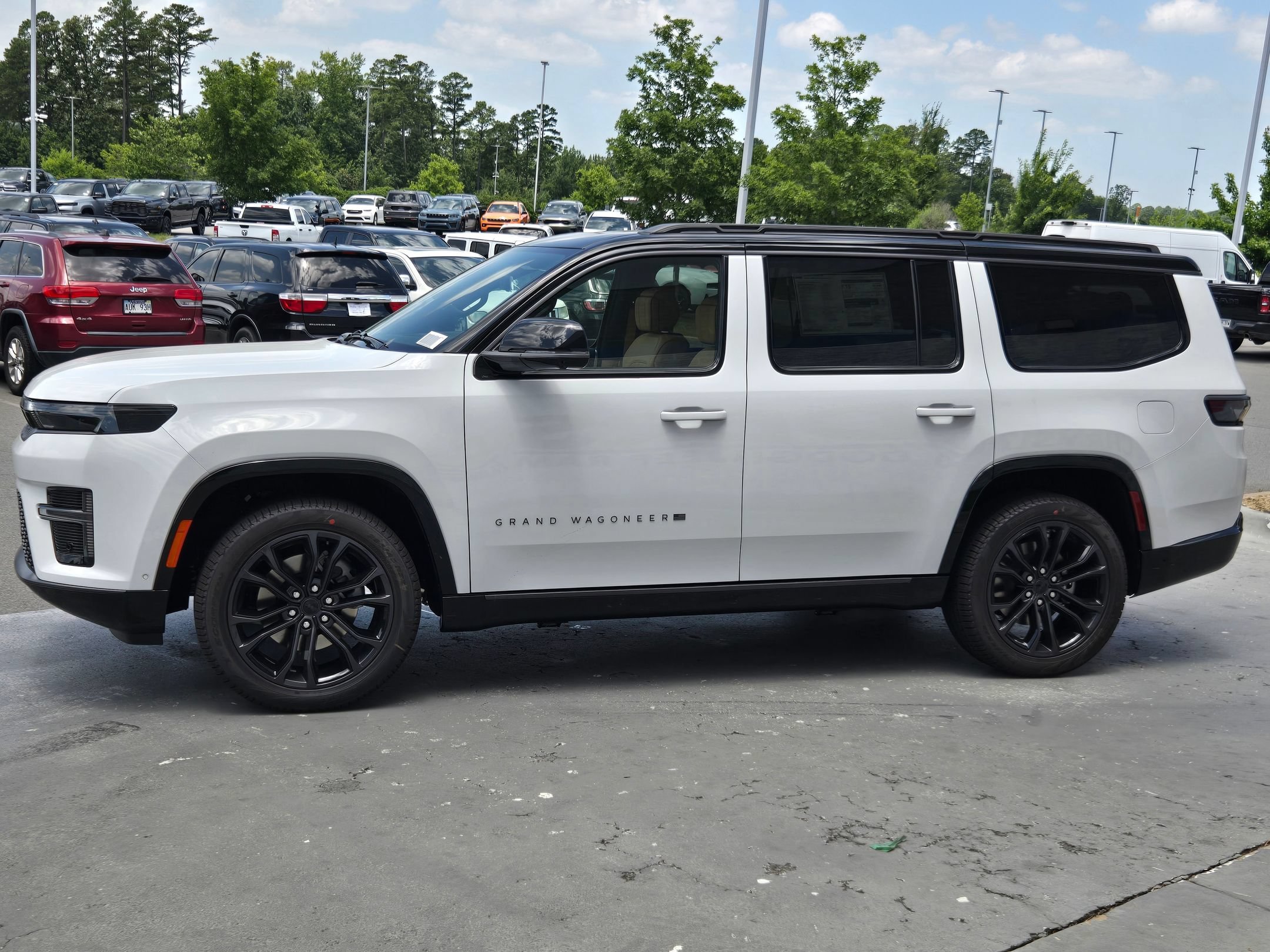 New 2026 Bright White Clear-Coat Exterior Paint Jeep Summit Reserve image 4