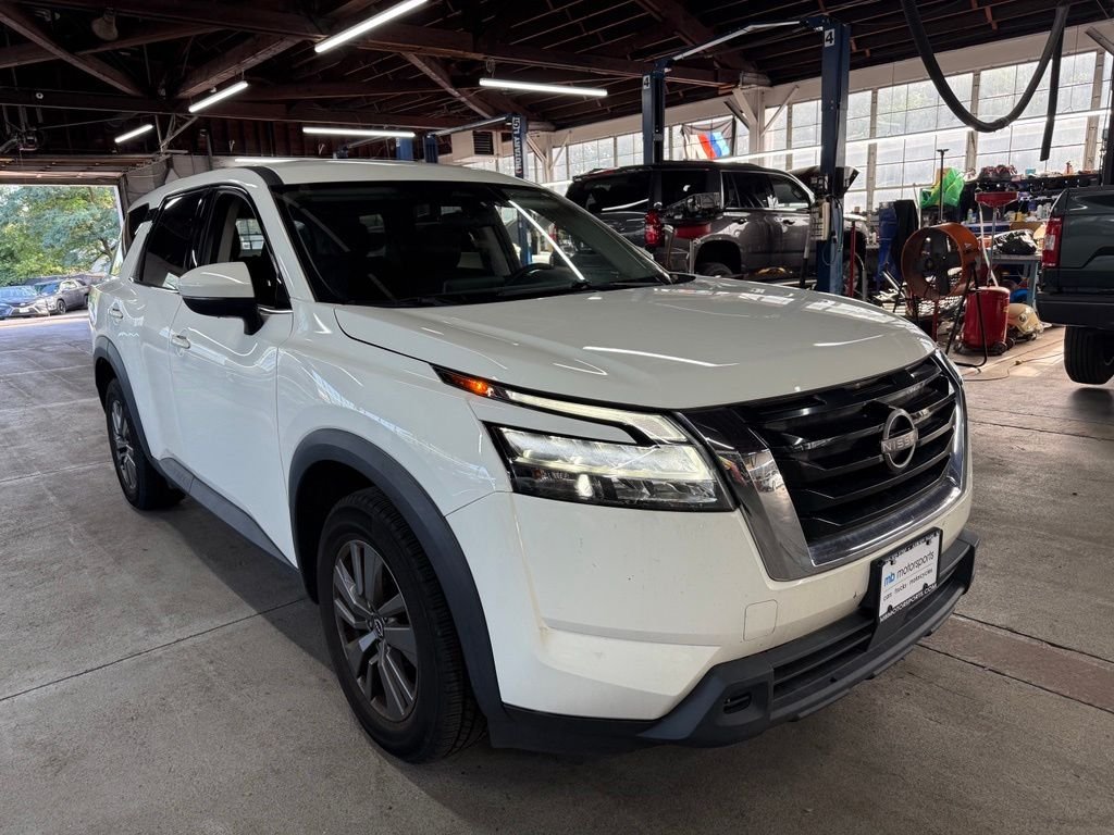 Used 2022 White Nissan S image 5