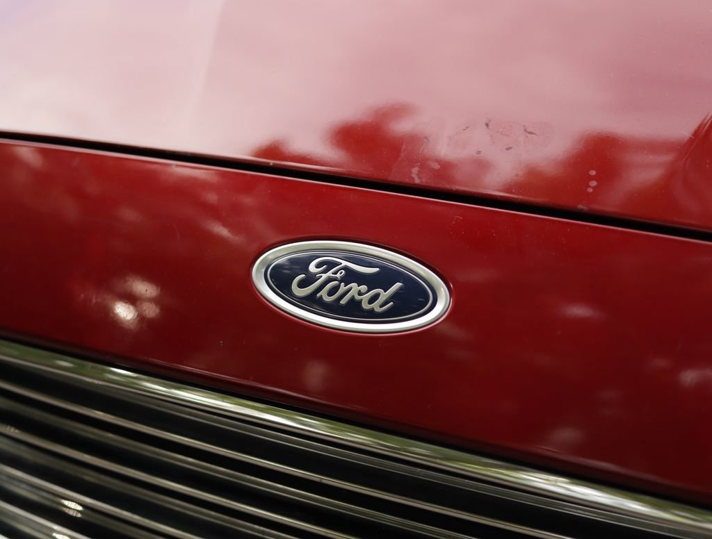 Used 2017 Red Ford SE image 28