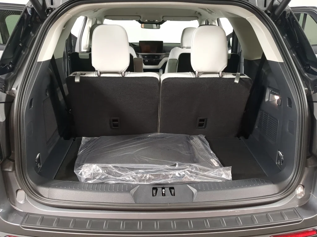 New 2026 Carbonized Gray Metallic Ford Platinum™ image 17