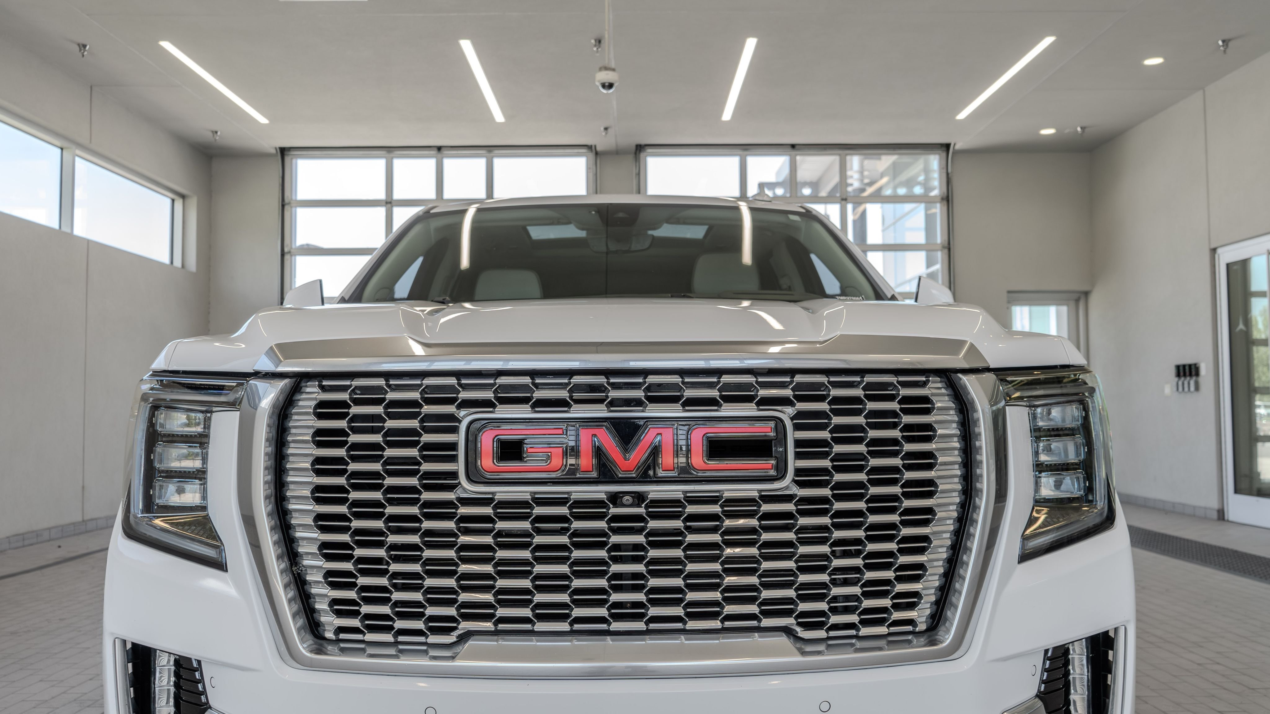 Used 2021 Summit White GMC Denali image 23