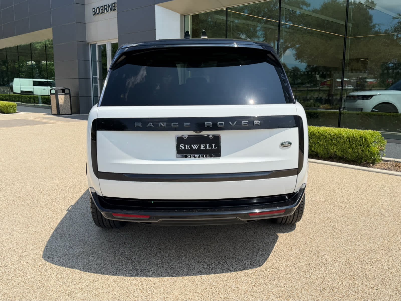 Used 2023 Fuji White Land Rover SE image 6