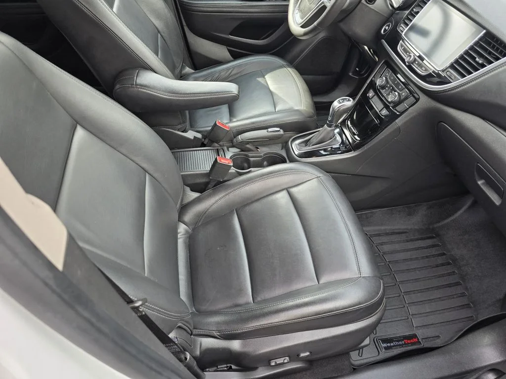 Used 2020 Summit White Buick Essence image 19
