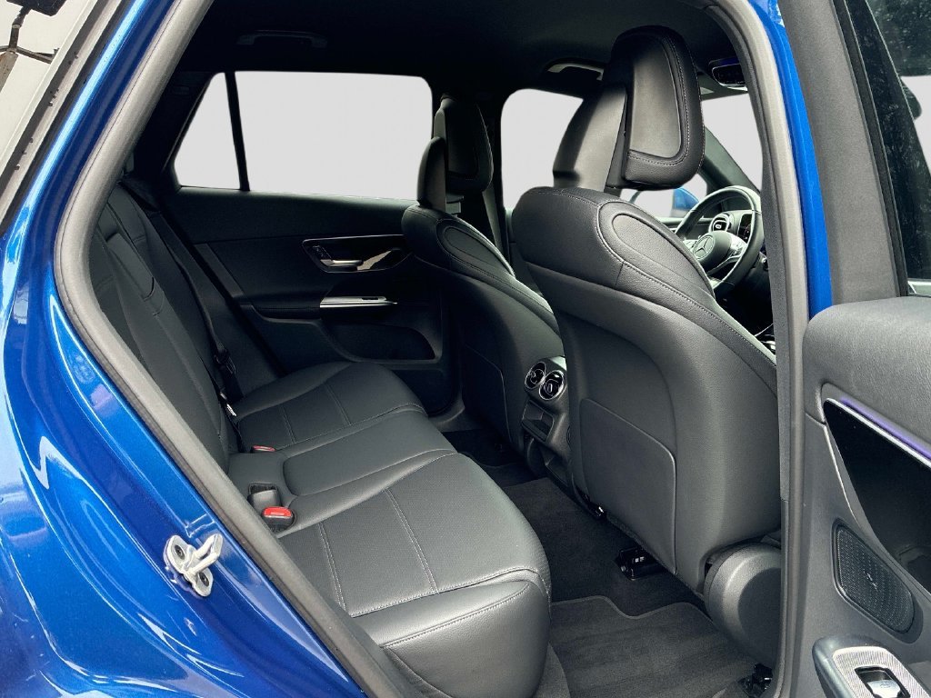 Used 2025  Mercedes-Benz GLC 300 image 10