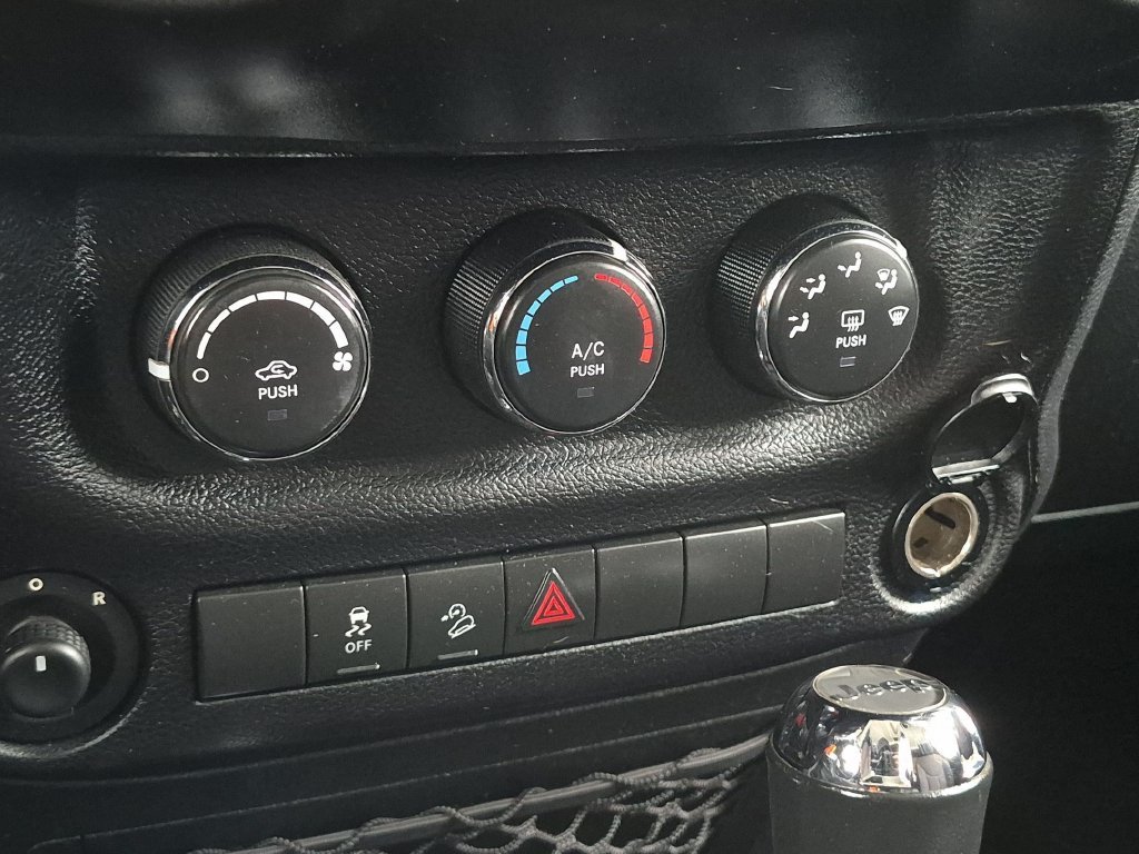 Used 2014 Gray Jeep Sport image 19