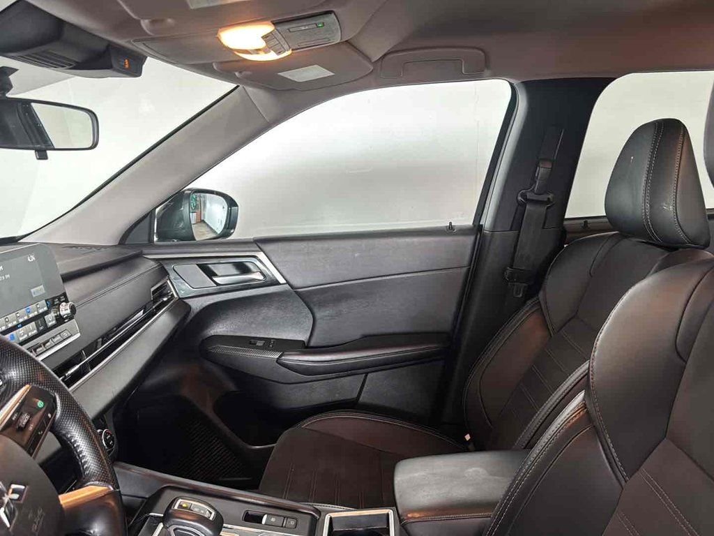 Used 2024 Black Mitsubishi SE Black Edition image 32