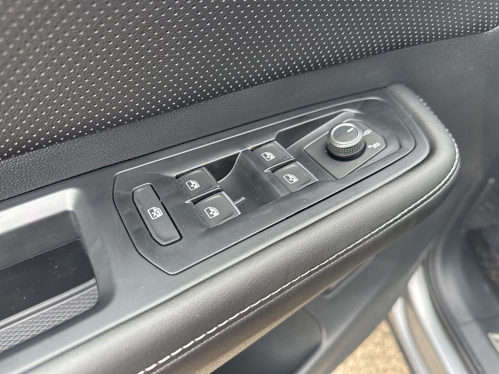 New 2026 Silver Volkswagen 2.0T SE w/Technology image 16