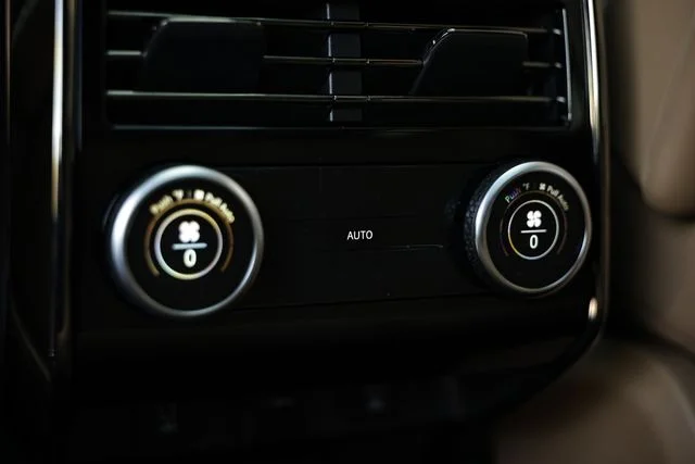 New 2026 Carpathian Grey Land Rover SE image 32