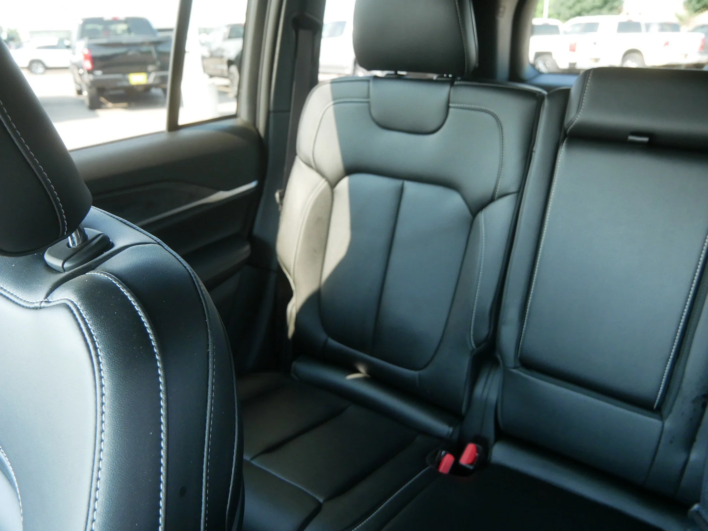 Used 2025 Diamond Black Crystal Pearlcoat Jeep Limited image 12