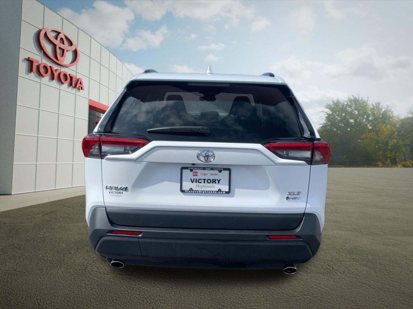 Used 2025 White Toyota XLE image 4