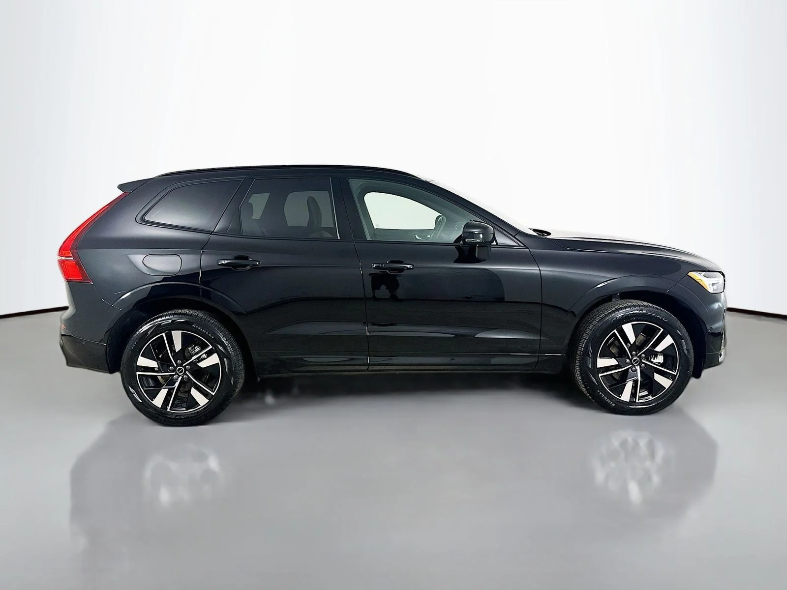 2026 Volvo XC60 Plus - Photo 4