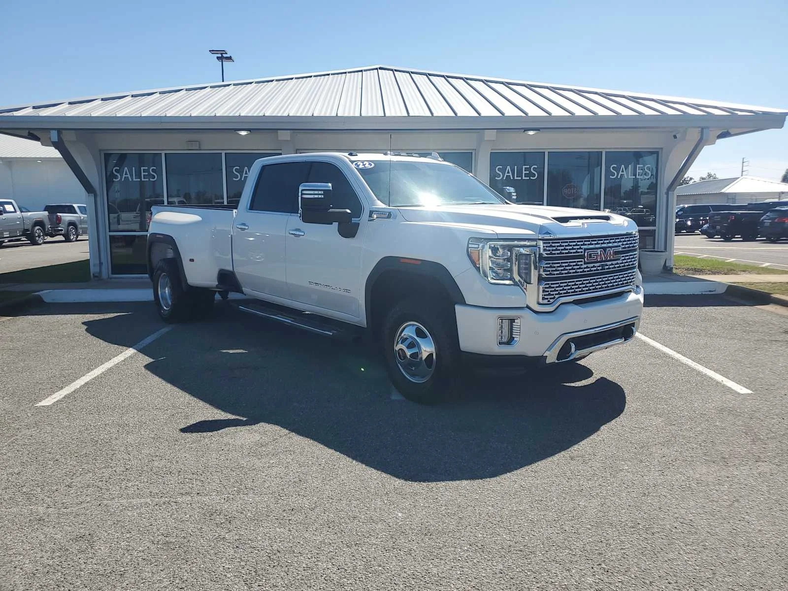 Used 2022 WHITE FROST TRICOAT GMC Denali image 11