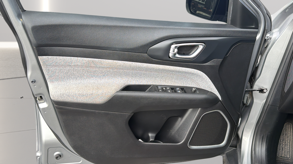 Used 2022 Silver Jeep Latitude Lux image 20