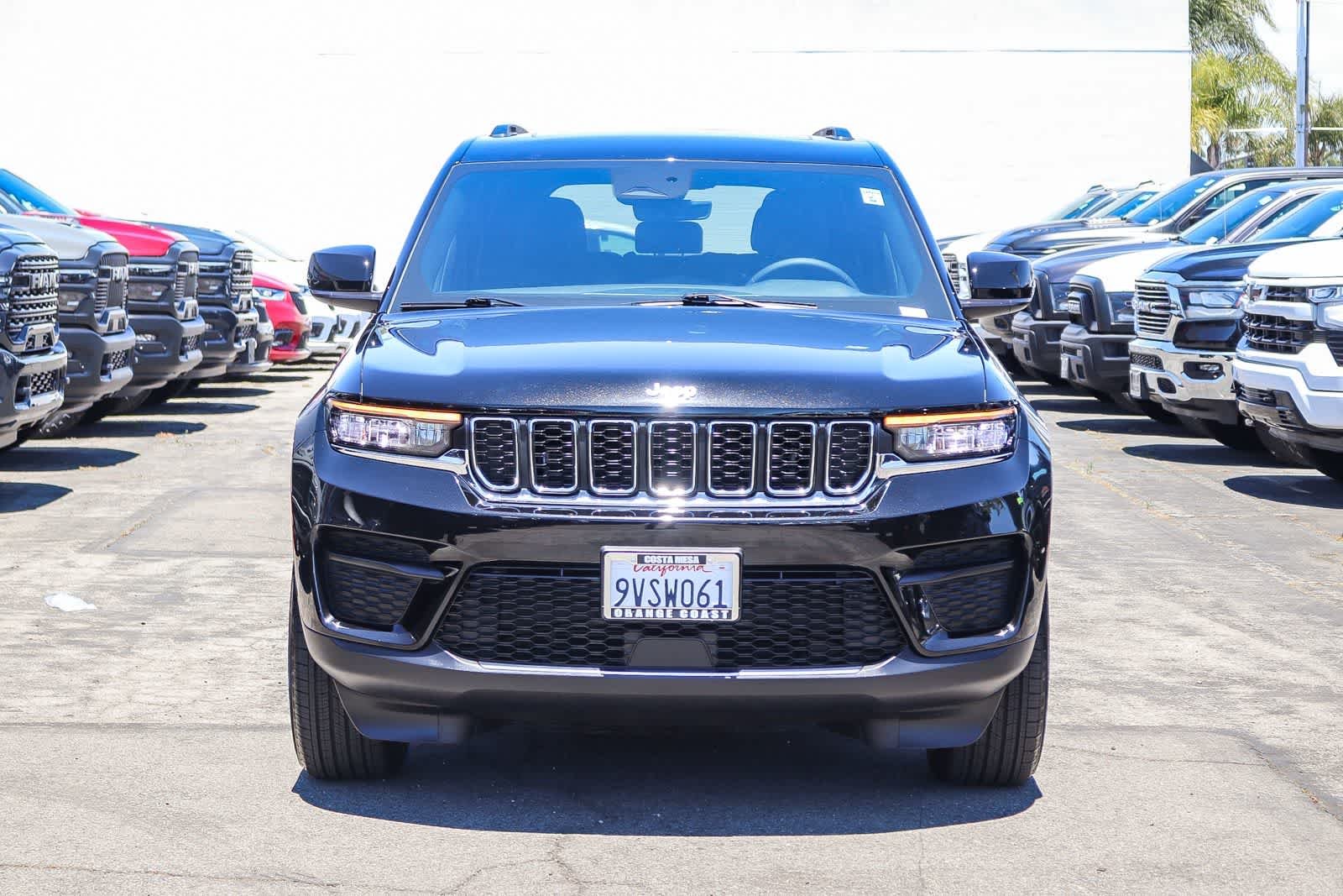 Used 2025 Diamond Black Crystal Pearlcoat Jeep Laredo X image 2