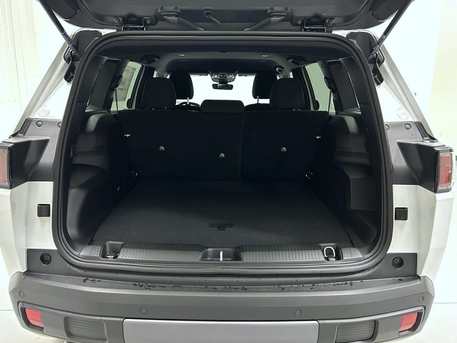 New 2026 Bright White Clear-Coat Exterior Paint Jeep Laredo image 9