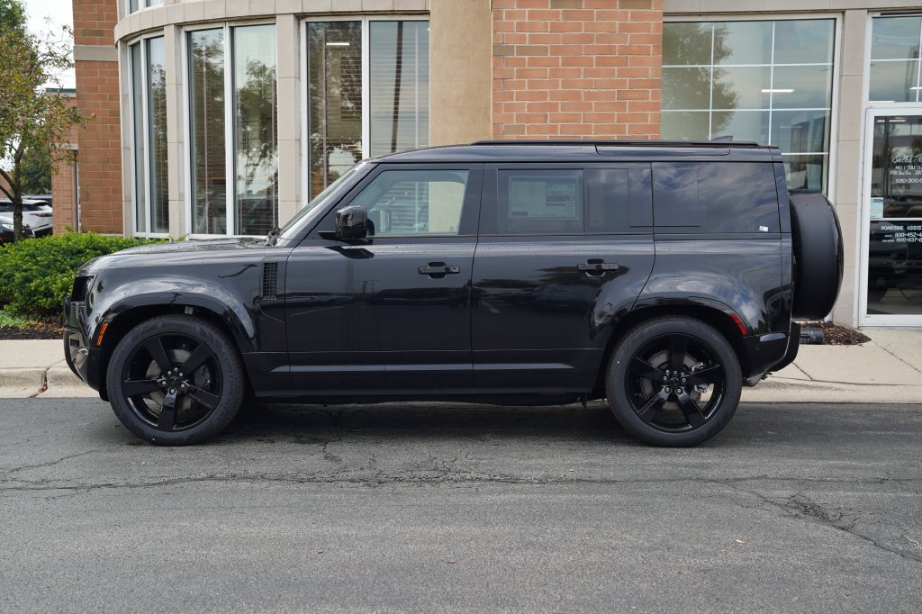 New 2026 Santorini Black Land Rover X-Dynamic SE image 2
