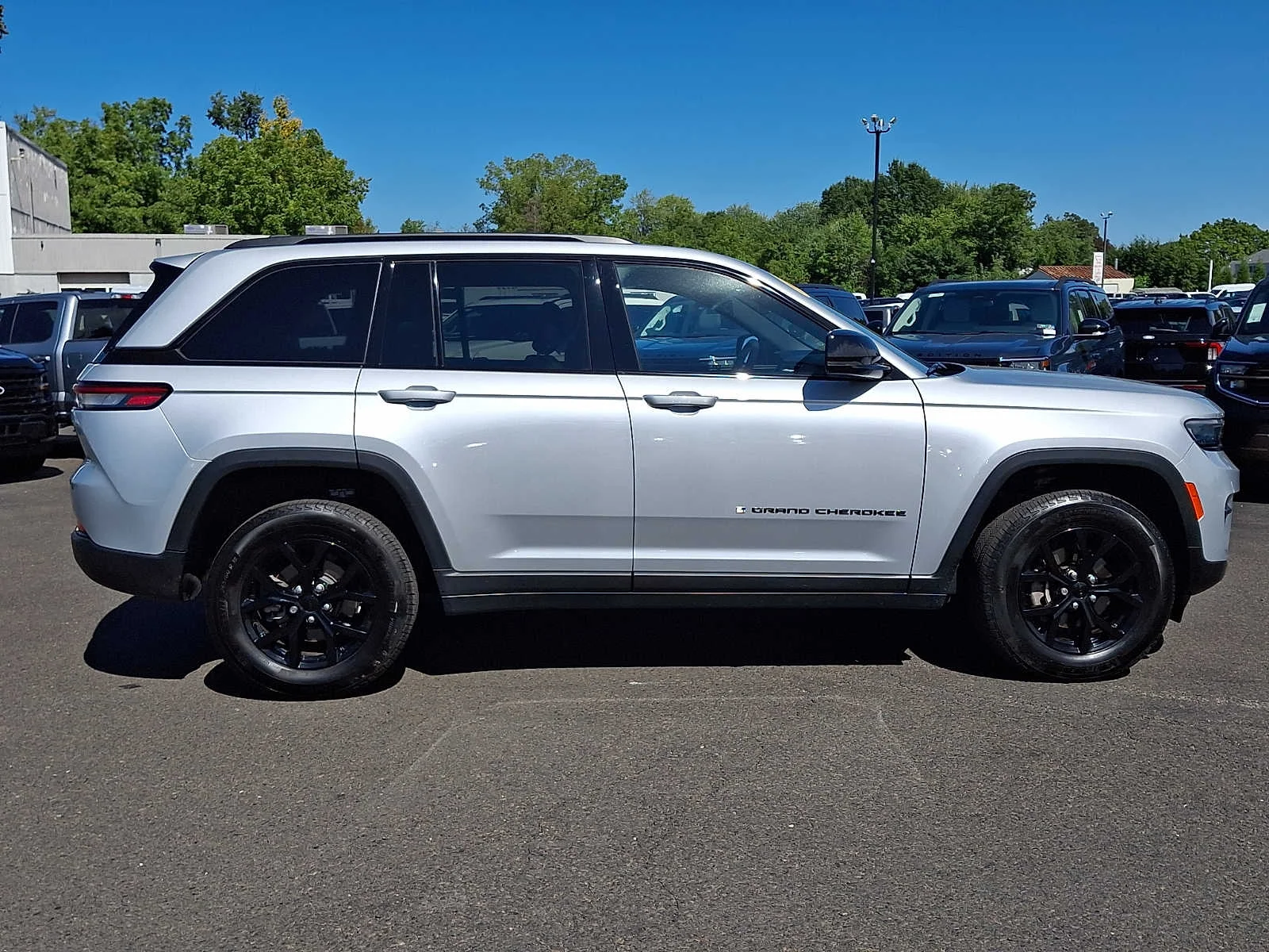 Used 2025 Silver Zynith Jeep Altitude X image 7