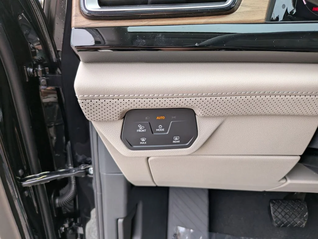 New 2026 Black Volkswagen 2.0T SE w/Technology image 21