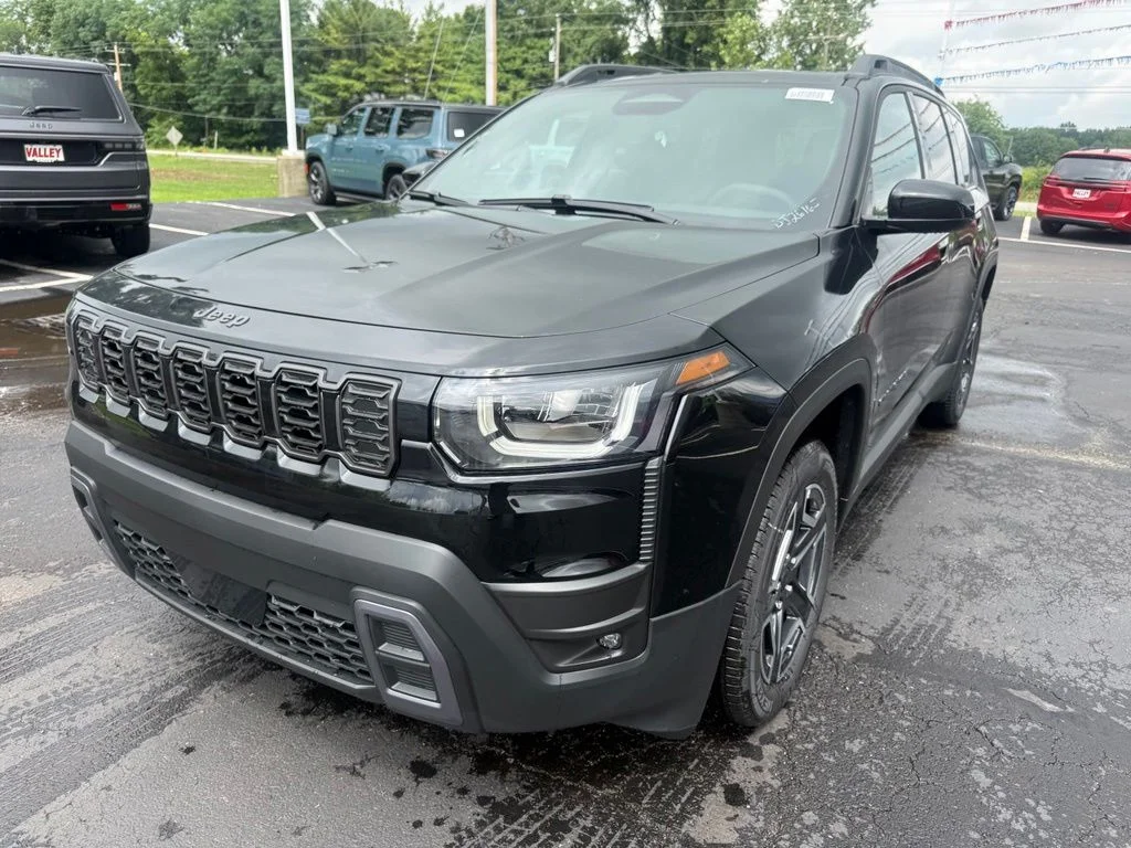 New 2026 Diamond Black Crystal Pearl-Coat Exterior Paint Jeep Laredo image 8